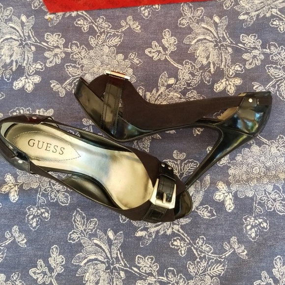 Guess Black multi fabric peep-toe pumps. 8.5 - Picture 5 of 8